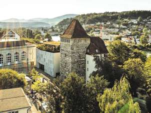 Die Velorouten durch Aarau verbinden sportliche Erlebnisse mit kulturellen Sehenswürdigkeiten wie dem Stadtmuseum und der historischen Altstadt.