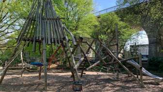 Spielplatz mit Hochbrücke im Hintergrund