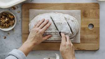 Kartoffel Baumnuss Broetli Brot einschneiden
