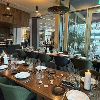 Festlich gedeckte Tische im IGNIS Grill & Wine für Weihnachtsessen mit Gruppen und Firmen.