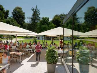 sonnige terrasse im reusspark gnadenthal mit bedienung und entspannter atmosphaere