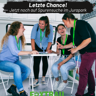 Vier Frauen lösen gemeinsam und lachend eine FOXTRAIL-Aufgabe bei der Spurensuche im Jurapark.