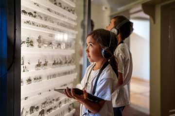 Kinder mit Audioguides im Stadtmuseum.