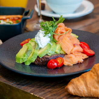 Frühstück à la Carte mit Avocado toast und Shakshuka in der Schifflände Birrwil