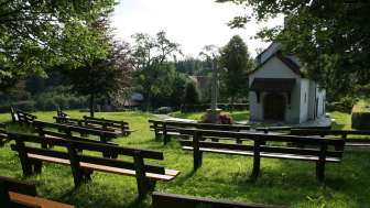 achenberg-sitzbaenke-und-kapelle