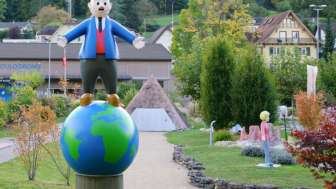 papa-moll-mini-und-adventuregolf-papa-moll-auf-globus