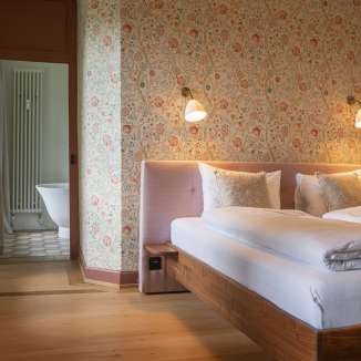 elegantes gaestezimmer mit direktem zugang zum badezimmer in der villa sonnenberg in lenzburg