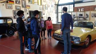 Schulklasse im Classic Car Museum