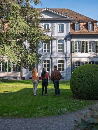 Gruppe vor dem Haus zum Schlossgarten.