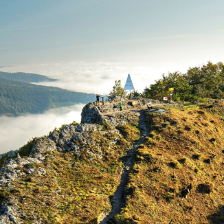 Sonniger Aussichtspunkt auf der Gisliflue im Jurapark Aargau mit Wanderweg und Blick über ein Nebelmeer im Tal.