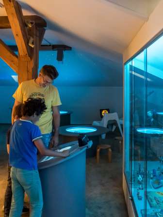 kinder entdecken gemeinsam mit erwachsenen spielerische und interaktive stationen im schweizer kindermuseum in baden.